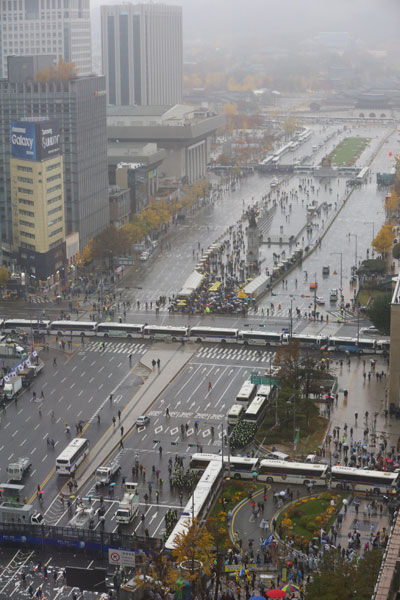 메인이미지  2 : 14일 오후 경찰이 '민중총궐기 투쟁대회'에 대비해 광화문 인근을 차량으로 막고 있다. 경찰과 시민단체 등에 따르면 민주노총 등 53개 노동&middot;농민&middot;시민사회단체로 이뤄진 '민중총궐기 투쟁본부'가 이날 오후 광화문 광장에서 정부를 규탄하는 '민중총궐기 투쟁대회'를 개최한다. 