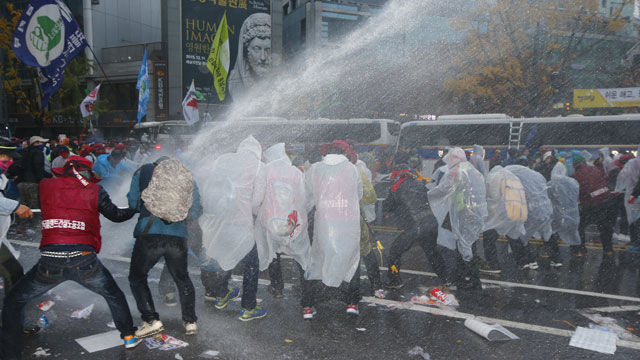 메인이미지  4 : 14일 서울 광화문 사거리 인근에서 민주노총 등 노동&middot;농민&middot;시민사회단체로 이뤄진 '민중총궐기 투쟁본부'가 개최한 정부 규탄 '민중총궐기 투쟁대회'에서 참가자들이 행진도중 경찰이 발사한 물대포를 맞으며 차벽을 무너뜨리려 하고 있다