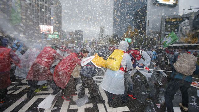 메인이미지  2 : 14일 서울 광화문 사거리 인근에서 민주노총 등 노동&middot;농민&middot;시민사회단체로 이뤄진 '민중총궐기 투쟁본부'가 개최한 정부 규탄 '민중총궐기 투쟁대회'에서 참가자들이 행진도중 경찰이 발사한 물대포를 맞으며 차벽을 무너뜨리려 하고 있다