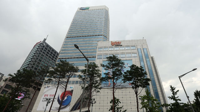 메인이미지  2 : 관세청 면세점 특허심사위원회는 14일 면세점 사업자 심사 결과를 발표했다. 롯데와 신세계, 두산이 선정됐다. 사진은 동대문 두산타워.
