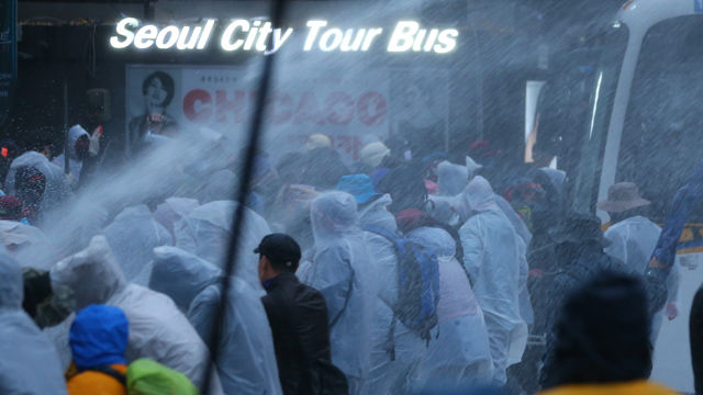 메인이미지  11 : 14일 서울 광화문 사거리 인근에서 민주노총 등 노동&middot;농민&middot;시민사회단체로 이뤄진 '민중총궐기 투쟁본부'가 개최한 정부 규탄 '민중총궐기 투쟁대회'가 열렸다. 이들은 집회에서 정부가 추진하는 노동개혁과 역사 교과서 국정화 정책을 규탄하고 청년실업, 쌀값 폭락, 빈민 문제 등의 해결책 마련을 요구했다. 