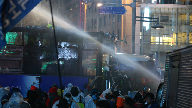 메인이미지  10 : 14일 서울 광화문 사거리 인근에서 민주노총 등 노동&middot;농민&middot;시민사회단체로 이뤄진 '민중총궐기 투쟁본부'가 개최한 정부 규탄 '민중총궐기 투쟁대회'가 열렸다. 이들은 집회에서 정부가 추진하는 노동개혁과 역사 교과서 국정화 정책을 규탄하고 청년실업, 쌀값 폭락, 빈민 문제 등의 해결책 마련을 요구했다. 