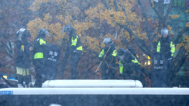 메인이미지  2 : 14일 서울 광화문 사거리 인근에서 민주노총 등 노동&middot;농민&middot;시민사회단체로 이뤄진 '민중총궐기 투쟁본부'가 개최한 정부 규탄 '민중총궐기 투쟁대회'가 열렸다. 이들은 집회에서 정부가 추진하는 노동개혁과 역사 교과서 국정화 정책을 규탄하고 청년실업, 쌀값 폭락, 빈민 문제 등의 해결책 마련을 요구했다. 