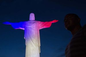 [슬라이드 포토] 전 세계에 걸린 프랑스 국기&hellip;추모 물결