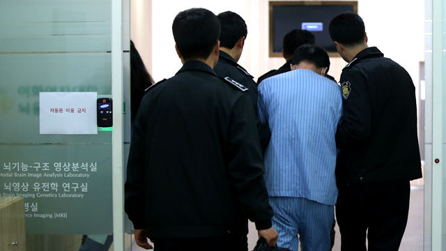 메인이미지  3 : '팔달산 토막살인' 사건의 피고인 박춘풍(55&middot;중국 국적)씨가 16일 오전 뇌 영상 촬영을 통한 사이코패스 정신병질 감정을 받기 위해 교도관과 함께 서울 이화여대 뇌인지과학연구소로 들어가고 있다. 법원이 전문의의 문답형 정신감정이 아닌 피고인의 뇌 영상 자료를 직접 재판의 양형자료로 활용하는 것은 이번이 처음이다.