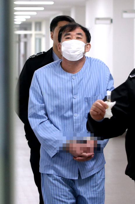 메인이미지  1 : '팔달산 토막살인' 사건의 피고인 박춘풍(55&middot;중국 국적)씨가 16일 오전 뇌 영상 촬영을 통한 사이코패스 정신병질 감정을 받기 위해 교도관과 함께 서울 이화여대 뇌인지과학연구소로 들어가고 있다. 법원이 전문의의 문답형 정신감정이 아닌 피고인의 뇌 영상 자료를 직접 재판의 양형자료로 활용하는 것은 이번이 처음이다.