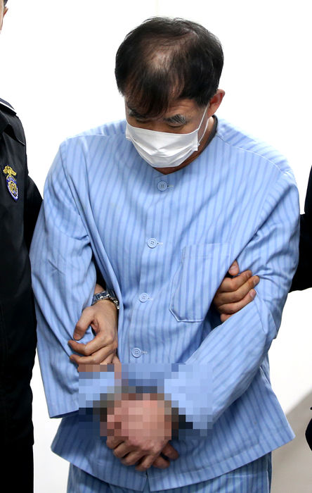 메인이미지  2 : '팔달산 토막살인' 사건의 피고인 박춘풍(55&middot;중국 국적)씨가 16일 오전 뇌 영상 촬영을 통한 사이코패스 정신병질 감정을 받기 위해 교도관과 함께 서울 이화여대 뇌인지과학연구소로 들어가고 있다. 법원이 전문의의 문답형 정신감정이 아닌 피고인의 뇌 영상 자료를 직접 재판의 양형자료로 활용하는 것은 이번이 처음이다.
