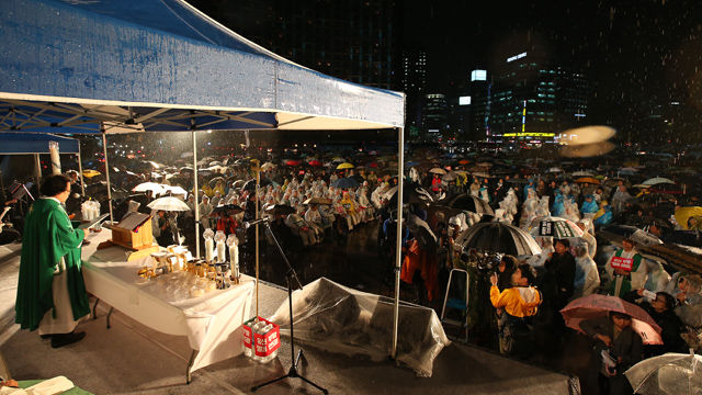 메인이미지  1 : 16일 오후 서울광장에서 '역사교과서 국정화, 노동개악 반대 천주교정의구현전국사제단 시국기도회'가 열리고 있다. 이들은 '역사교과서 국정화로 미래 세대의 역사관을 왜곡시키려 하니 장차 이 나라가 어떻게 기울는지 개탄스러울 따름"이라며, '사제의 양심은 이와 같은 권력의 교만과 불의를 방관할 수 없다'고 입장을 밝혔다.
