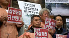 섬네일이미지  5:16일 오후 서울 서대문구 경찰청 앞에서 열린 '백남기 농민 살인진압, 강신명 경찰청장 파면 요구 농민기자회견'에서 전국농민회총연맹 등 농민단체 회원들이 정부의 사과 촉구와 경찰청장의 파면을 요구하는 내용의 현수막과 피켓을 들고 있다.