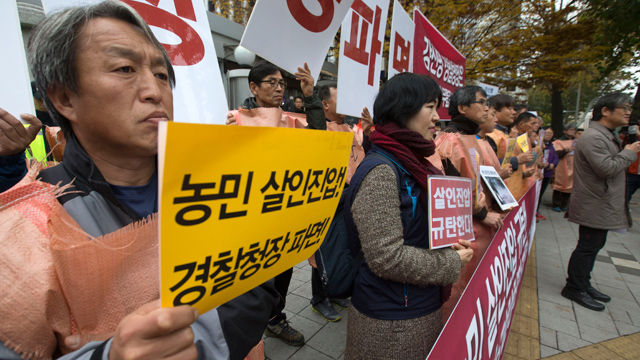 메인이미지  4 : 16일 오후 서울 서대문구 경찰청 앞에서 열린 '백남기 농민 살인진압, 강신명 경찰청장 파면 요구 농민기자회견'에서 전국농민회총연맹 등 농민단체 회원들이 정부의 사과 촉구와 경찰청장의 파면을 요구하는 내용의 현수막과 피켓을 들고 있다.