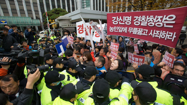 메인이미지  6 : 16일 오후 서울 서대문구 경찰청 앞에서 열린 '백남기 농민 살인진압, 강신명 경찰청장 파면 요구 농민기자회견'에서 전국농민회총연맹 등 농민단체 회원들이 정부의 사과 촉구와 경찰청장의 파면을 요구하며 경찰청으로 향하자 경찰이 이를 막고 있다. 