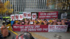 섬네일이미지  3:16일 오후 서울 서대문구 경찰청 앞에서 열린 '백남기 농민 살인진압, 강신명 경찰청장 파면 요구 농민기자회견'에서 전국농민회총연맹 등 농민단체 회원들이 정부의 사과 촉구와 경찰청장의 파면을 요구하는 내용의 현수막과 피켓을 들고 있다.