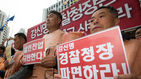 섬네일이미지  1:16일 오후 서울 서대문구 경찰청 앞에서 열린 '백남기 농민 살인진압, 강신명 경찰청장 파면 요구 농민기자회견'에서 전국농민회총연맹 등 농민단체 회원들이 정부의 사과 촉구와 경찰청장의 파면을 요구하는 내용의 현수막과 피켓을 들고 있다.