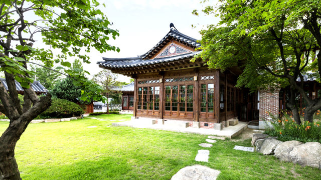 메인이미지  4 : 18일 개방된 북촌의 한옥문화와 일제강점기 서울의 최상류층의 생활을 엿볼 수 있는 100년 역사의 '백인제 가옥'(북촌로7길 16)의 사랑채. 백인제 가옥 역사가옥박물관 관람료는 무료이며, 관람 시간은 평일&middot;주말 오전 10시&sim;17시다. (공휴일 제외한 매주 월요일, 1월 1일 휴관). 