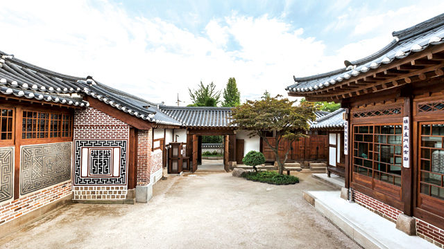 메인이미지  3 : 윤보선 가옥과 함께 서울 북촌을 대표하는 근대한옥이자 일제강점기 최상류층의 생활을 상징하는 '백인제 가옥'이 18일부터 개방된다. 서울역사박물관은 백인제 가옥을 건축 당시 모습으로 복원하고 상류층의 생활을 연출해 '역사가옥박물관'으로 조성했다고 밝혔다. 백인제 가옥은 1913년 한성은행 전무였던 한상룡이 북촌이 한눈에 내려다보이는 곳에 당시 새로운 목재로 소개된 압록강 흑송을 재료로 지은 최고급 가옥이다. 