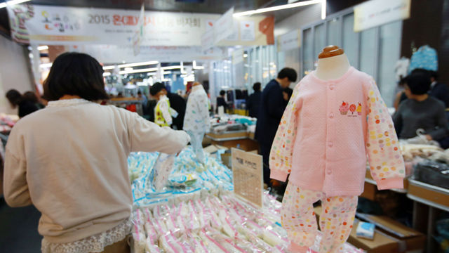 메인이미지  4 : 18일 서울 시민청에서 열린 방한용품 할인 판매 '온맵시 나눔 바자회'에서 한 시민이 유아용 내의 등을 살펴보고 있다.