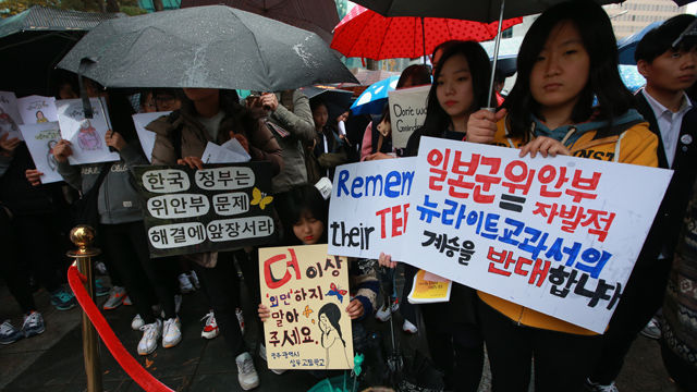 메인이미지  3 : 18일 서울 종로구 옛 일본대사관 앞에서 열린 위안부 문제 해결을 위한 정기 수요시위에서 참가자들이 일본 정부의 사죄 등을 촉구하고 있다.