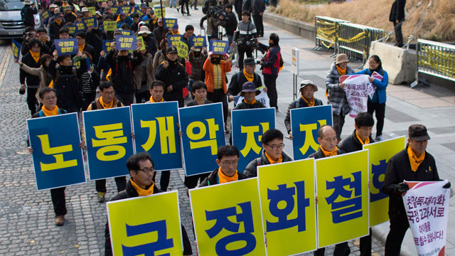 메인이미지  4 : 20일 오후 서울 중구 파이낸스센터 앞에서 열린 '한국사교과서 국정화 철회 교육&middot;노동파탄 저지 교사결의대회'에서 전국교직원노동조합(전교조) 회원들이 역사교과서 국정화에 반대하는 내용의 구호를 외치며 행진하고 있다. 