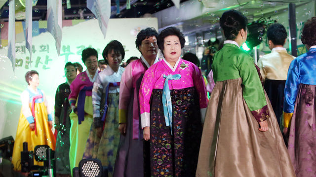 메인이미지  8 : 20일 오후 경남 창원시 마산합포구 부림시장에서 열린 제4회 한복축제 부대행사인 한복패션쇼에서 모델들이 런웨이를 걷고 있다. 이날 런웨이에 선 모델들은 부림시장에서 직접 한복점을 운영하는 상인들이다. 