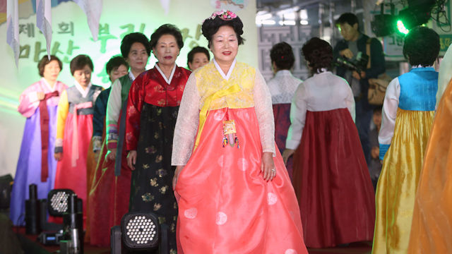 메인이미지  7 : 20일 오후 경남 창원시 마산합포구 부림시장에서 열린 제4회 한복축제 부대행사인 한복패션쇼에서 모델들이 런웨이를 걷고 있다. 이날 런웨이에 선 모델들은 부림시장에서 직접 한복점을 운영하는 상인들이다. 