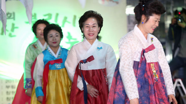 메인이미지  6 : 20일 오후 경남 창원시 마산합포구 부림시장에서 열린 제4회 한복축제 부대행사인 한복패션쇼에서 모델들이 런웨이를 걷고 있다. 이날 런웨이에 선 모델들은 부림시장에서 직접 한복점을 운영하는 상인들이다. 