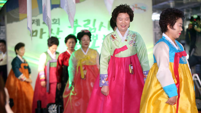 메인이미지  4 : 20일 오후 경남 창원시 마산합포구 부림시장에서 열린 제4회 한복축제 부대행사인 한복패션쇼에서 모델들이 런웨이를 걷고 있다. 이날 런웨이에 선 모델들은 부림시장에서 직접 한복점을 운영하는 상인들이다. 