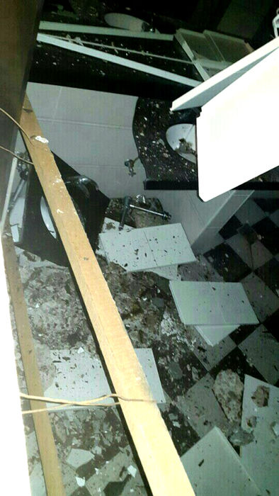 메인이미지  2 : 완공된 지 40년 된 부산 영도구 한국해양대 기숙사 화장실에서 22일 오후 천장 콘크리트 덩어리가 떨어져 세면대와 타일 등이 박살나 있다. 정밀 안전진단 결과 D등급을 받은 이 건물은 올해 4번째 비슷한 사고가 났다. 
