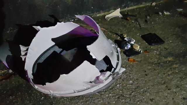 메인이미지  3 : 23일 오후 6시22분께 원주시 부론면 정산리 일명 '자작고개' 인근 531번 지방도로에 미군 아파치 헬기 1대가 추락했다. 이 사고로 헬기 조종사 등 2명이 사망했다.  헬기는 민가에서 500여ｍ가량 떨어진 도로에 추락했으며, 사고 직후 불이 나 완전히 전소한 것으로 전해졌으나 민간인의 재산이나 인명피해는 없다. 사진은 사고현장의 사고헬기 잔해물 모습. (원주=연합)