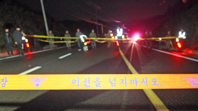 메인이미지  6 : 23일 오후 6시 22분께 원주시 부론면 정산리 일명 '자작고개' 인근 531번 지방도로에 미군 아파치 헬기 1대가 추락, 조종사 등 2명이 사망했다. 사진은 사고 현장을 통제하고 있는 모습. (원주=연합)
