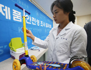 킥보드서 납 160배 검출&hellip;32개 어린이제품 리콜