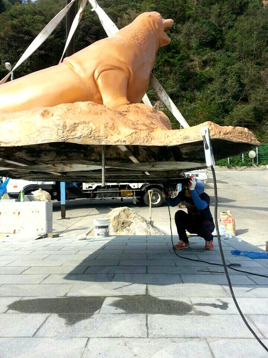 메인이미지  1 : 해양수산부는 과거 동해에 서식했으나 자취를 감춘 강치 복원을 염원하는 뜻을 담아 울릉도 통구미에 강치 동상을 설치했다. 강치 동상은 길이 5ｍ, 너비 4.5ｍ 금산석 재질 기단석 위에 길이 3.1ｍ, 너비 2.5ｍ, 높이 1.5ｍ 규모의 청동 재질로 세워졌다. 
