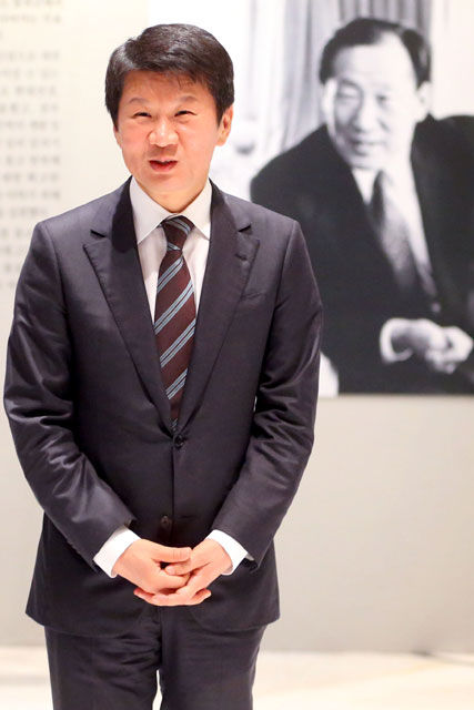 메인이미지  4 : 정몽규 현대산업개발 회장이 23일 오후 서울 그랜드 하얏트 호텔에서 열린 '아산 정주영 탄신 100주년 기념 학술 심포지엄'에 참석해 인사하고 있다.