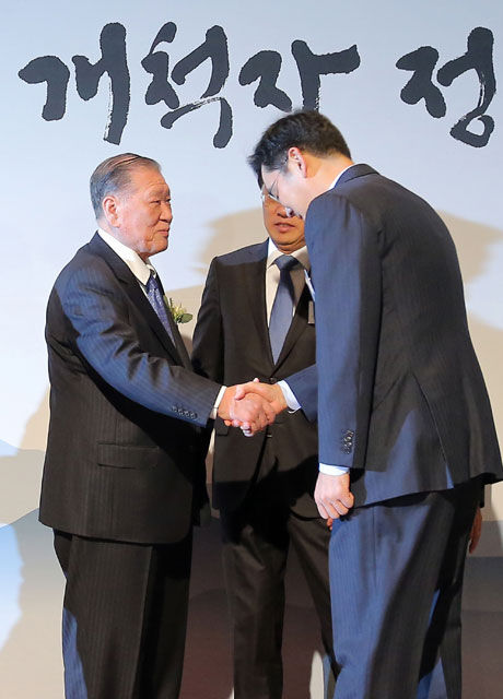 메인이미지  3 : 정몽구 현대자동차그룹 회장이 24일 오후 서울 그랜드 하얏트호텔 그랜드볼룸에 열린 '아산 정주영 탄신 100주년 기념식'에서 이재용 삼성그룹 부회장 등 참석자들을 맞이하고 있다.
