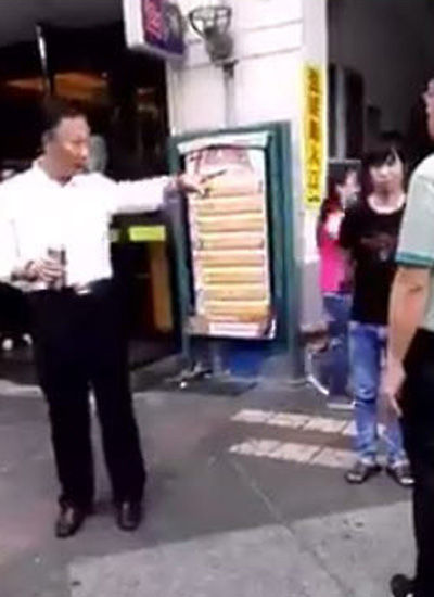 직원들에게 훈계하는 궈 회장 모습/사진=페이스북 캡처