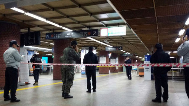 메인이미지  2 : 25일 부산역 지하철역에서 폭발물 의심 신고가 접수돼 경찰과 관계 당국이 확인에 나섰다. 경찰과 소방대원 등이 대합실을 봉쇄하고 확인작업에 나서고 있다. (부산=연합뉴스)