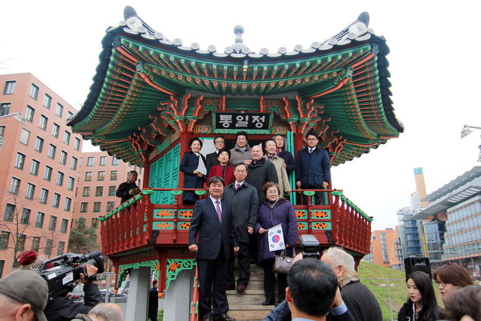 메인이미지  6 : 독일을 방문 중인 우윤근 강석호 홍일표 박인숙 류지영 의원은 25일(현지시간) 베를린 시내 한복판에 들어선 통일정자에 오르는 것으로 이날 통일정자 준공행사를 마무리했다. (베를린=연합)