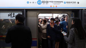 [슬라이드 포토] '화재 여파' 4호선 1시간 40분 운행 중단&hellip;출근길 불편