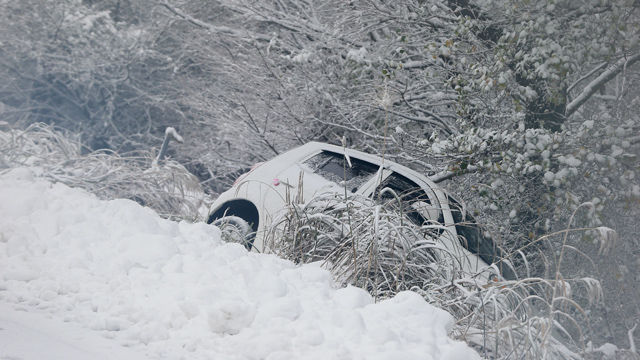 메인이미지  7 : 제주 산간에 대설경보가 내린 26일 오전 한라산 1100도로에서 차량 한대가 미끄러져 도로 아래에 박혀 있다. (제주=연합뉴스)