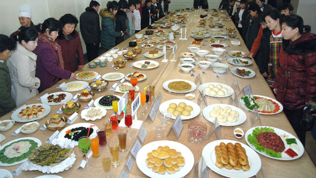 메인이미지  4 : 전국민족음식전시회가 25일&sim;26일까지 평양면옥에서 진행됐다고 조선중앙통신이 보도했다.