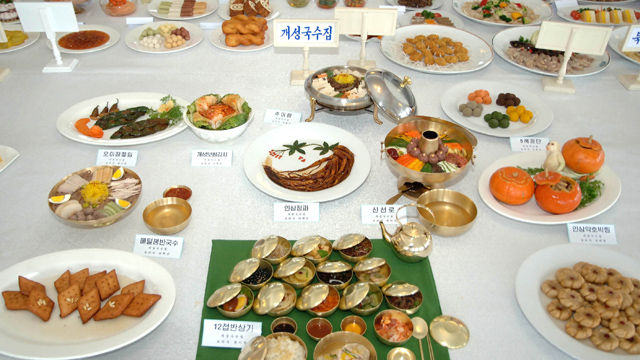메인이미지  3 : 전국민족음식전시회가 25일&sim;26일까지 평양면옥에서 진행됐다고 조선중앙통신이 보도했다.