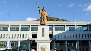 [핫포토] 칼 대신 '활 잡은 이순신 장군 동상