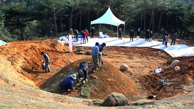 메인이미지  2 : 27일 오후 서울 동작구 국립현충원 故 김영삼 전 대통령 묘역에서 관계자들이 묘지 봉분작업을 하고 있다. 