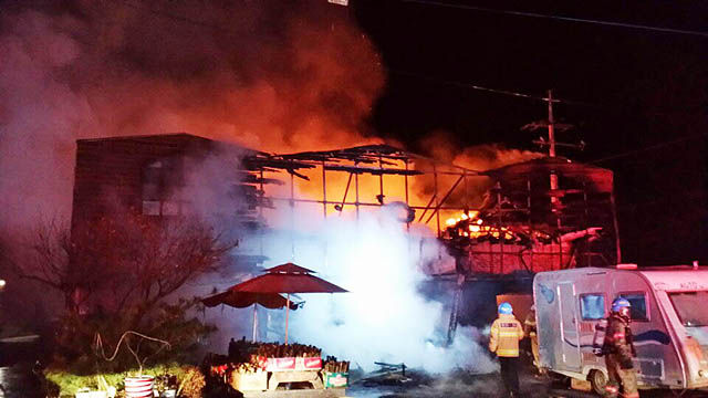 메인이미지  2 :  28일 오전 3시 47분께 강원 원주시 소초면 학곡리의 한 카페에서 불이 나 불길이 치솟고 있다. 불은 카페 66㎡를 태워 4천만원 상당(소방서 추산)의 재산피해를 내고 신고를 받고 출동한 119 소방대에 의해 30여 분만에 꺼졌다. 소방당국은 난로 연통 과열로 인해 불이 난 것으로 보고 정확한 화재원인을 조사하고 있다.