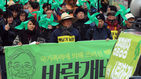 섬네일이미지  1:백남기대책위원회 관계자들이 28일 서울대학교 병원 앞에서 백남기(69)씨의 쾌유를 기원하는 바람개비를 들고 거리행진을 하고 있다. 백 씨는 지난 '민중총궐기' 시위에 참석했다가 경찰의 물대포에 맞고 중태에 빠졌다.