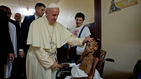 섬네일이미지  1:(방기 AP=연합뉴스) 프란치스코 교황이 29일(현지시각) 중앙아프리카공화국 수도 방기에 위치한 성당으로 가는 길에 예고없이 한 소아과 병원에 잠시 들러 어린이 환자를 위로했다.