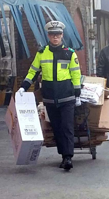 폐지 줍는 할머니 도운 의무경찰관