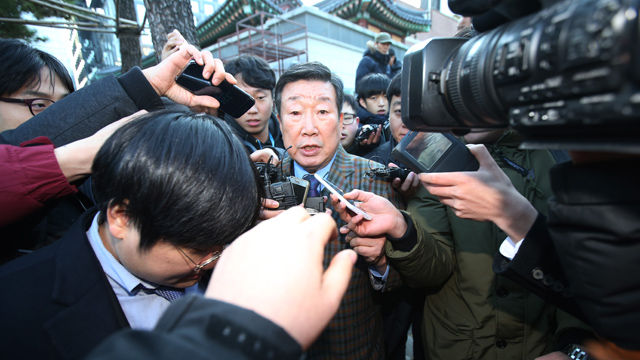 메인이미지  6 : 조계사 신도회 회원들이 30일 오후 서울 조계사에 피신해 있는 한상균 민주노총 위원장을 데리고 나오겠다며 조계사 관음전으로 들어간 가운데 박진 신도회 부회장이라고 밝힌 이가 나와 기자들의 질문에 답하고 있다.