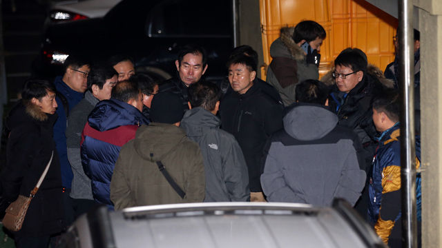 메인이미지  3 : 30일 오후 한상균 민주노총 위원장이 피신해 있는 서울 종로구 조계사에 사복경찰들이 모여 대화를 하고 있다.