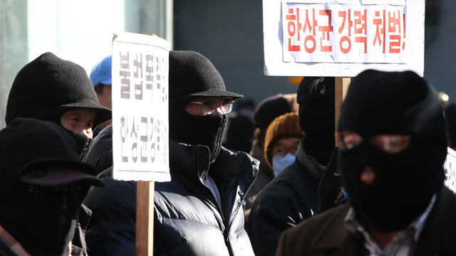 메인이미지  2 : 30일 오후 한상균 민주노총 위원장이 피신한 서울 종로구 조계사 앞에서 어버이연합 등 보수단체 회원들이 얼굴을 가리는 방한용 모자를 쓴 채 한상균 민주노총 위원장에 대한 체포와 처벌을 촉구하고 있다.
