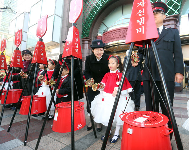 메인이미지  3 : 한국 구세군 자선냄비본부는 1일 부산 롯데백화점 서면 본점 앞에서 시종식을 열고 본격적인 모금활동에 들어갔다. 구세군들이 아동들과 종을 치며 모금을 독려하고 있다.
